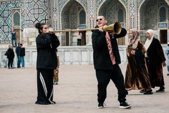 Asia Express – Drumul Mătăsii încheie primul stage.Eșarfa a fost roșie. What’s UP și soția lui, Miky, au părăsit competiția