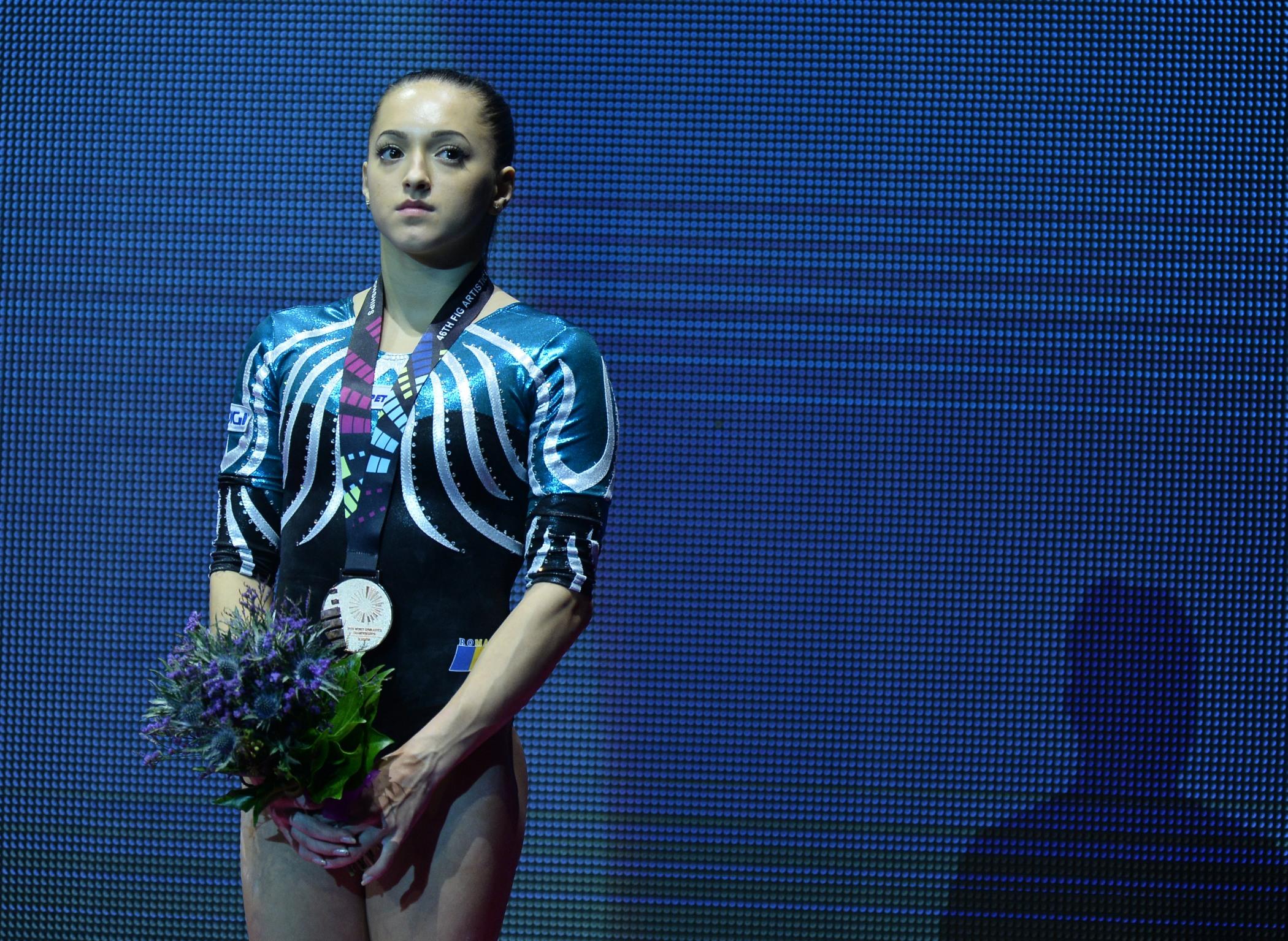 Larisa Iordache, la competiții de gimnastică