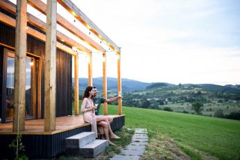 Un container de marfă vechi a fost transformat într-o casă complet utilată. Cum arată în interior locuința inedită
