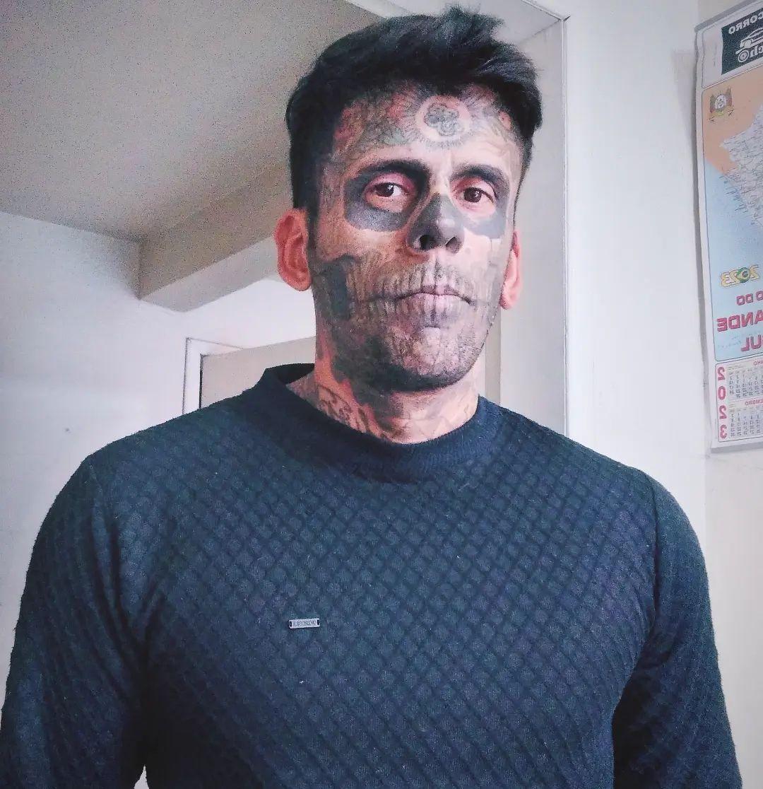 Leandro de Souza înainte de procedurile de îndepărtare a tatuajelor