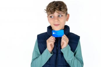 Un băiat de 9 ani a cheltuit 118.000 de dolari de pe cardul tatălui său pe YouTube. Ce a cumpărat, de fapt, cu suma imensă