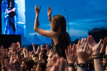 A mers la un concert, acum familia ei riscă să rămână fără ajutor social. Cazul care a stârnit un val de indignare