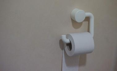 Hârtia igienică se pune cu capătul în față sau spre perete? Care este poziția corectă și de ce este recomandată