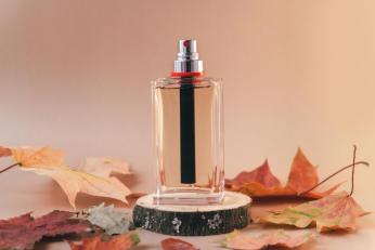 (P) Cum alegi un parfum pentru sezonul rece: note, intensitate și persistență