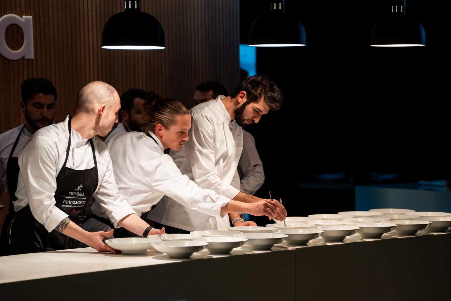 Chef Richard Abou Zaki pregătind farfurii la Retroscena