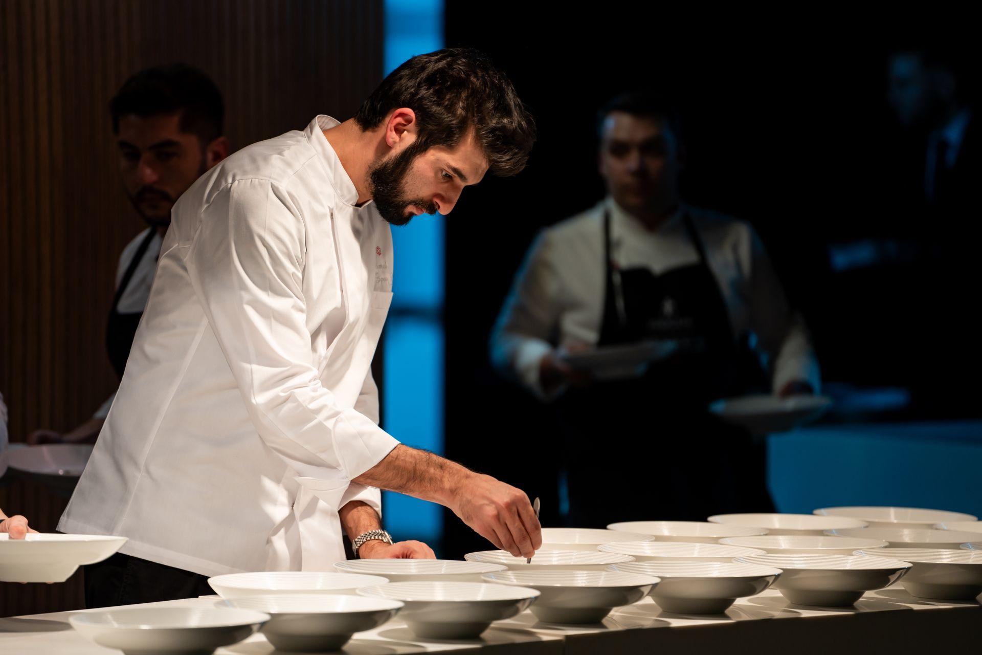 Chef Richard Abou Zaki pregătind farfurii la Retroscena