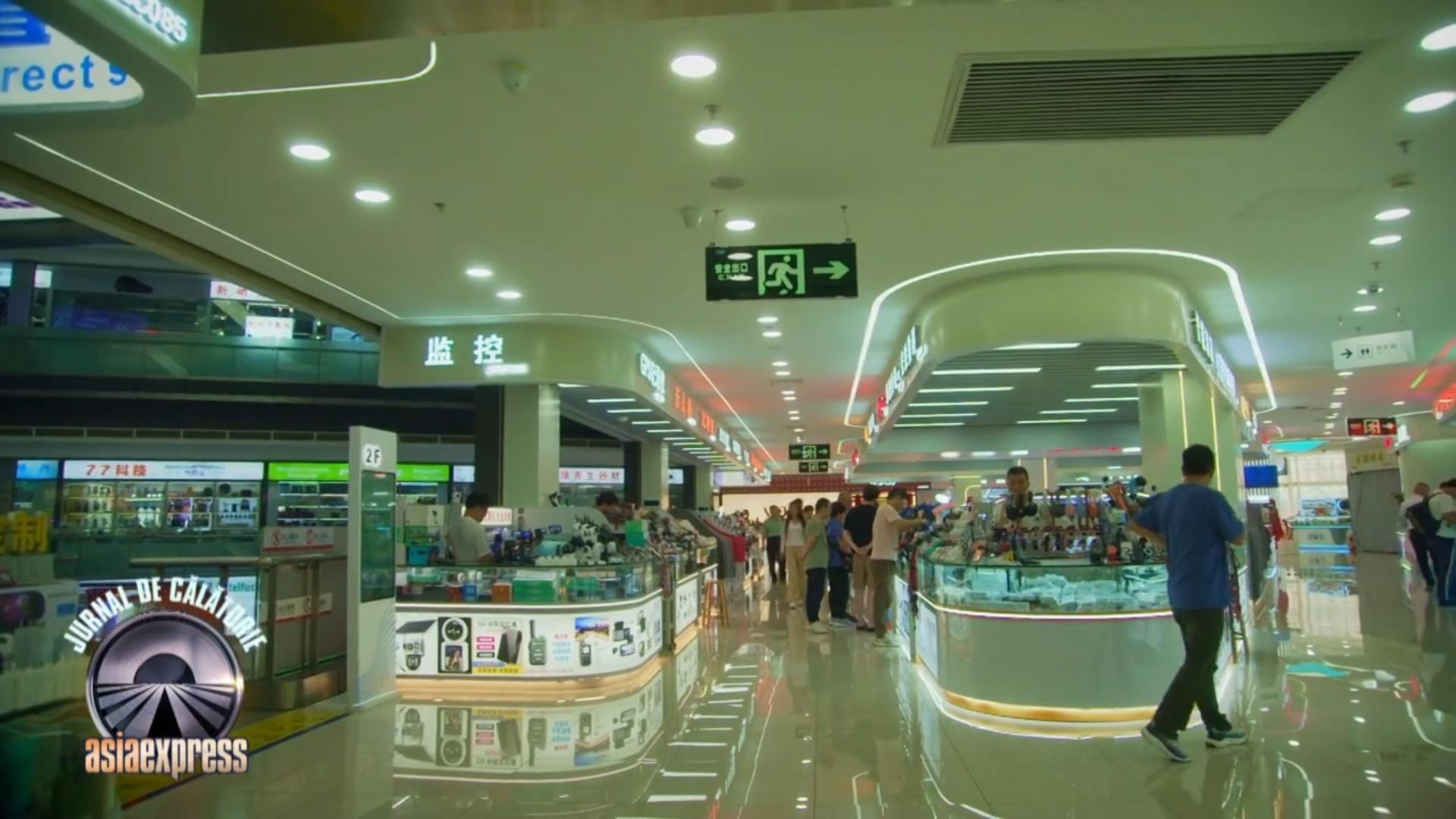 Imagine cu cel mai mare mall de tehnologie din Shenzhen (China)
