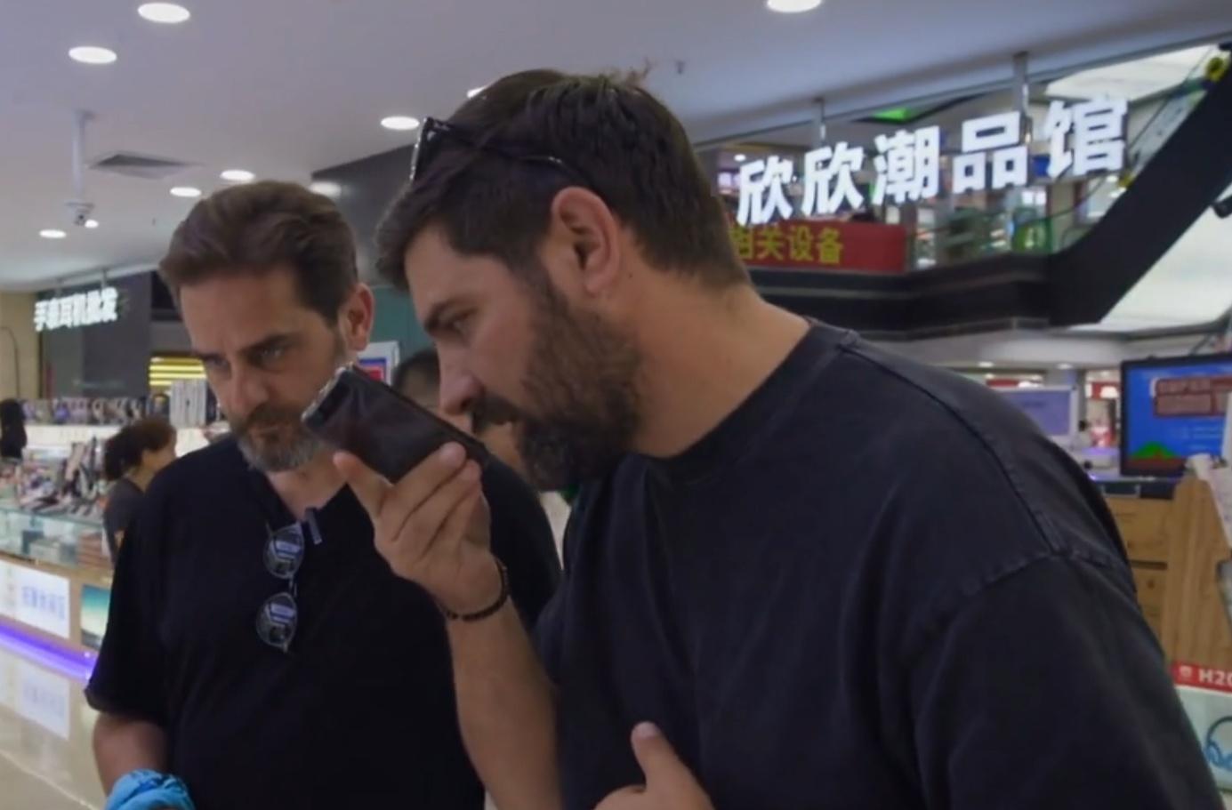 Robert Leonte și Mihai Alecu, la un mall din Shenzhen (China)