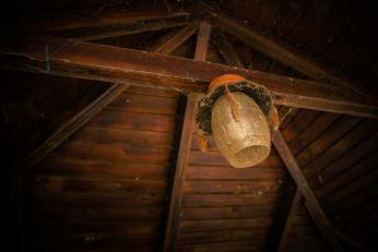 A găsit un desen misterios în podul casei vechi de aproape 200 de ani. Descoperirea, după ce a cercetat numele scris lângă el