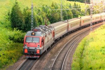 Un tren care circula cu 160 km/h a trecut de semnalul roșu. Sistemul automat l-a oprit la doar 30 de metri de pericol