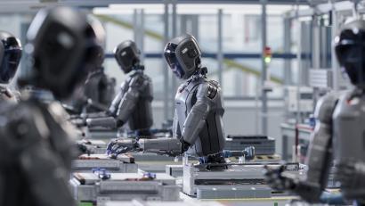Un robot umanoid a împins un client într-un magazin. De la ce a pornit incidentul neobișnuit