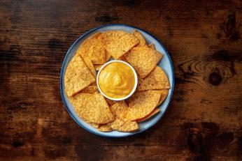 Cea mai bună rețetă de sos de brânză pentru nachos. E gata rapid și merge perfect când te uiți la Insula Iubirii X
