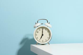 Ora de iarnă 2026. Data la care românii vor da ceasurile înapoi cu o oră. Motivul pentru care schimbarea are loc mai devreme