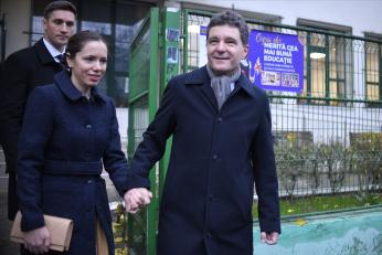 Mirabela Grădinaru, apariție elegantă în prima zi de școală a celor doi copii. Ce ținută a ales partenera lui Nicușor Dan