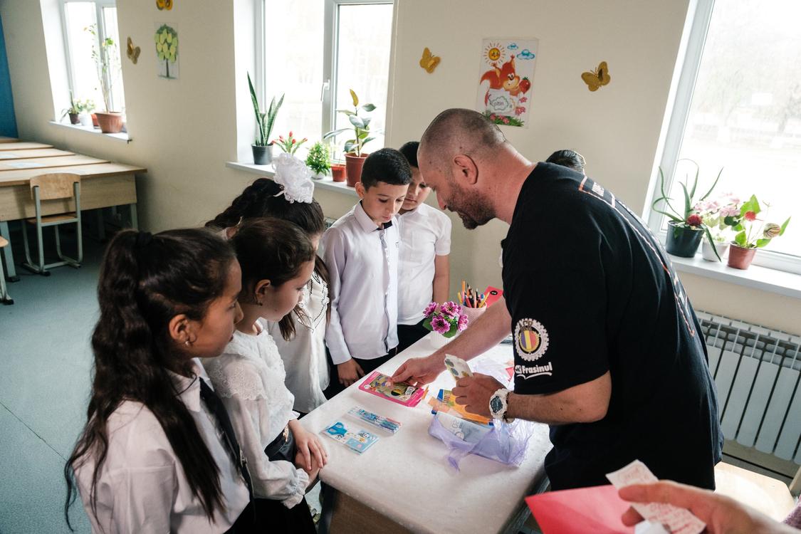 Cheloo alături de elevi, la o școală din Uzbekistan