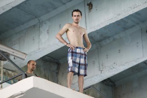 Cosmin Seleşi îl provoacă pe Mikey Hash să sară în apă de la o înălţime de zece metri