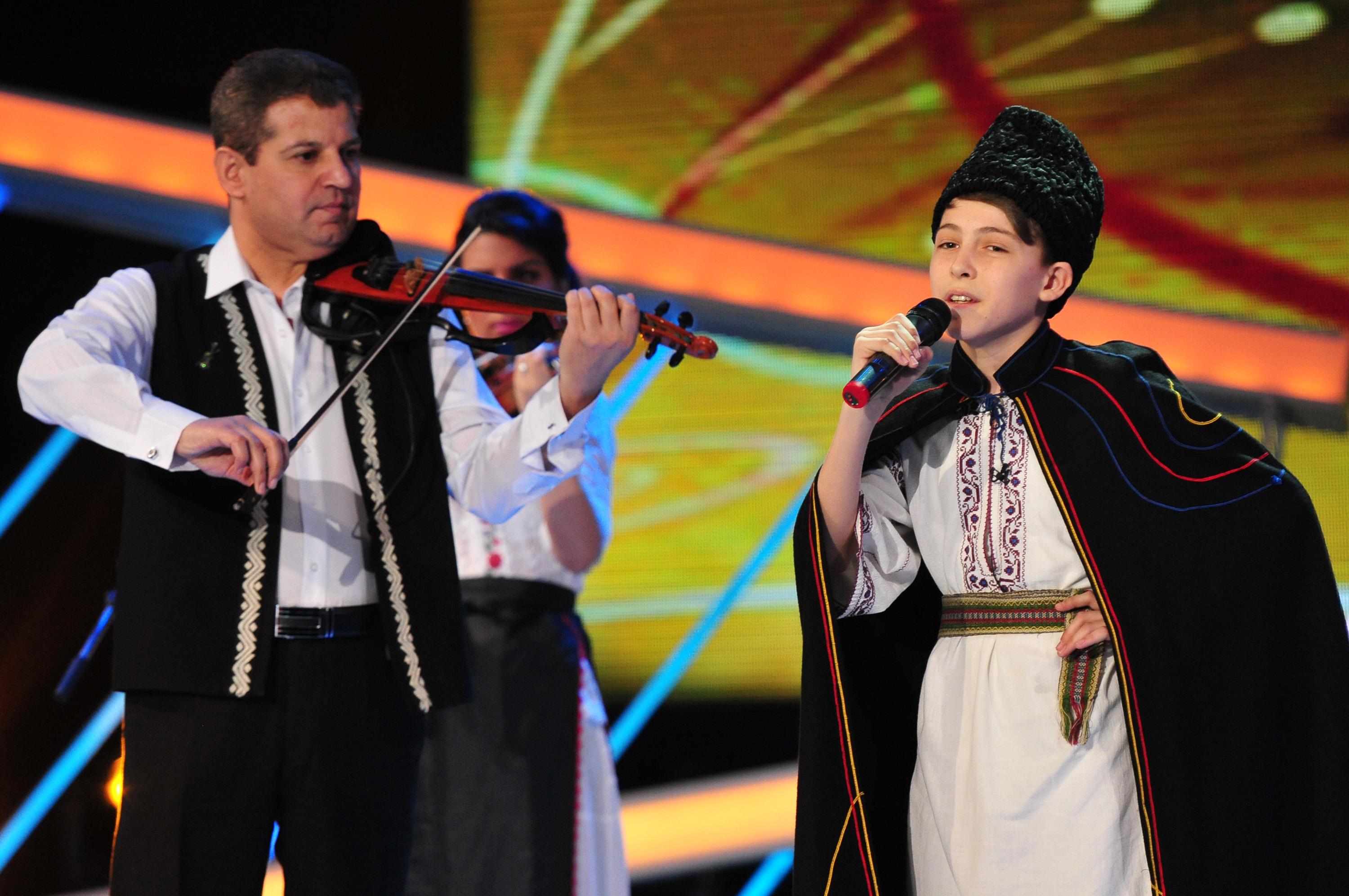 Cu căciula pe-o ureche, Remi Şapcă a cântat alături de fiul regretatului Liviu Vasilică. „Bravo!”, a exclamat juriul