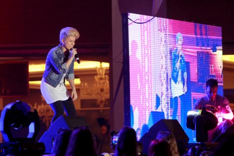 Sute de oameni au venit la concertul sustinut de finalistii X Factor pentru copiii bolnavi de cancer