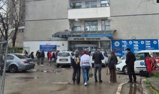 Continuă scandalul, la o zi după infarctul lui Mircea Lucescu. Revolte în faţa Spitalului Universitar