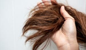 6 efecte ale apei dure asupra părului. Cum îți poate afecta podoaba capilară