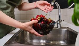 Experții spun că există un „mod corect și unul greșit” de a spăla fructele. Sfaturi pentru a le curăța cât mai bine