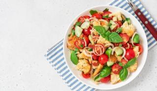 Panzanella. Rețetă de salată italiană cu pâine și roșii