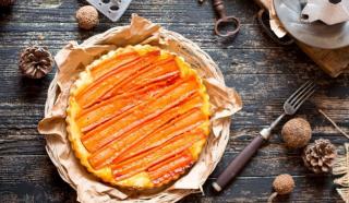 Tartă Tatin cu morcovi. Un preparat cu caramel sărat, legume coapte și aluat fraged