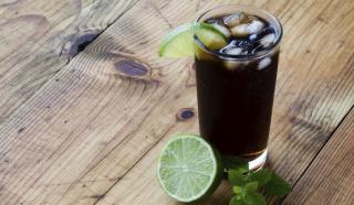 Cafea sau sucul carbogazos. Ce alegere îți dă energie dimineața