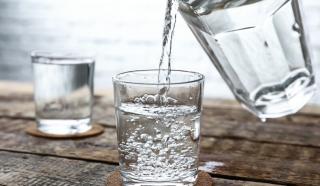 Ce efecte are consumul zilnic de apă minerală asupra organismului: beneficii și posibile riscuri