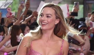 Margot Robbie a surprins cu un nou look la Săptămâna Modei de la Paris. Actrița din Barbie a renunțat la părul lung într-o apariție intens criticată