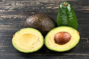 Cum poți să încetinești procesul de coacere al fructelor de avocado. Metoda care le prelungește durata de viață cu câteva zile
