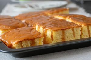 Prăjitură cu găuri și sos caramel – Poke Cake