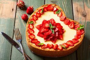 Cheesecake inimioară cu căpșuni. Rețetă de desert fără coacere