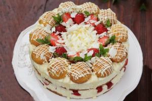 Tort ecler cu căpșuni și cremă de ciocolată albă cu mascarpone