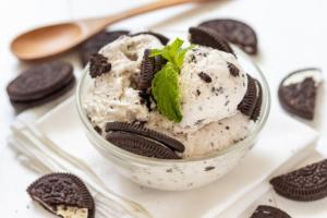 Înghețată cu biscuiți, din doar trei ingrediente