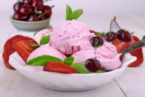 Înghețată de căpșuni cu cireșe. Un desert răcoritor, de sezon