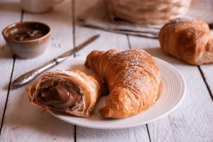 Rețeta simplă de croissant cu ciocolată. Ce să pui în compoziție ca să iasă fraged și gustos ca la patiserie