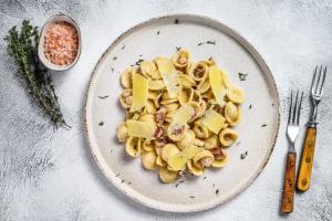 Rețetă de orecchiette cu unt, pancetta și cașcaval