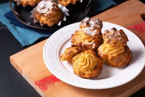 Choux à la crème cu caramel sărat. Un desert  delicat și elegant