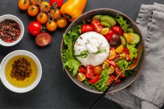 Rețete cu burrata. Ce poți să gătești cu cea mai delicată brânză italienească