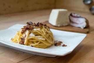 Pasta alla gricia. Rețeta autentică din doar patru ingrediente