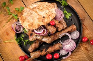 Cevapi. Rețeta preparatului pentru care se aprind grătarele în Balcani