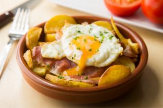 Huevos rotos. Rețeta unui preparat atât de simplu, dar foarte gustos