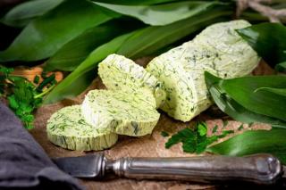 Unt aromat cu leurdă, pătrunjel și ceapă verde