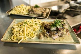 Spätzle cu pui și sos de ciuperci. Rețetă din bucătăria germană și austriacă