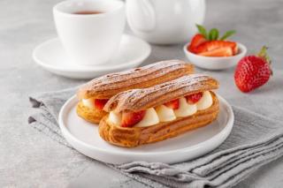 Eclere cu vanilie și căpșuni. Un desert delicat și elegant