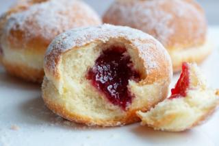 Krapfen. Rețetă de gogoși austriece pufoase, umplute cu gem