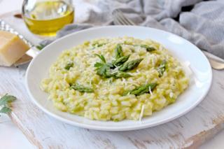 Risotto cu sparanghel și parmezan. Un preparat cremos, delicat și parfumat