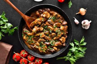 Beef Stroganoff. Rețeta unui preparat rafinat, din bucătăria rusească
