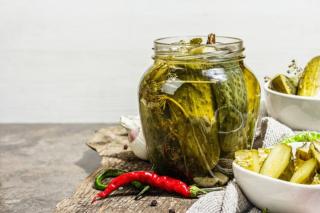 Castraveți în saramură. Rețeta tradițională, naturală, pentru iarnă